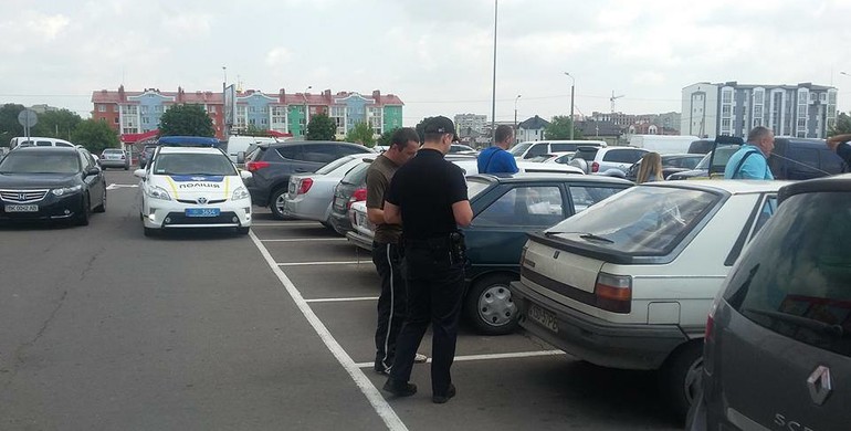 Поліцейські Рівного «лікували інвалідів», які паркуються біля супермаркету