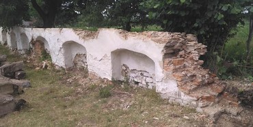 В Острозькому районі знову руйнують пам`ятки архітектури - мур з глухими арками