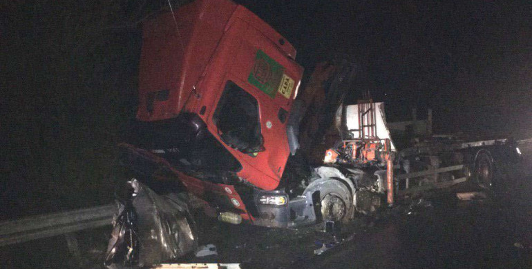 Нічне ДТП на Рівненщині: вантажівка збила людей