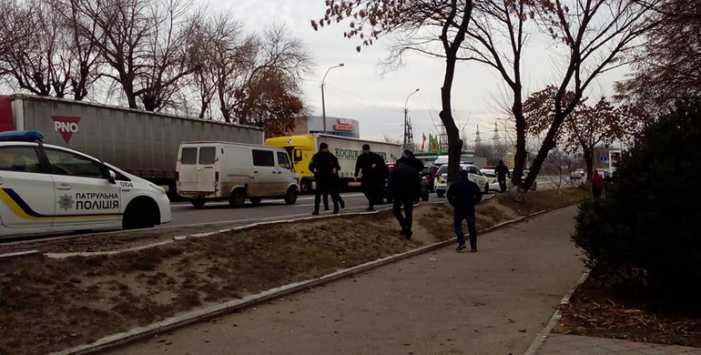 "Гонщики" авто з-за кордону заблокували Рівненську митницю