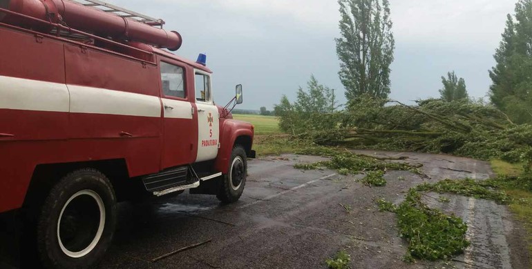 На Рівненщині буревій змусив рятувальників добряче попрацювати