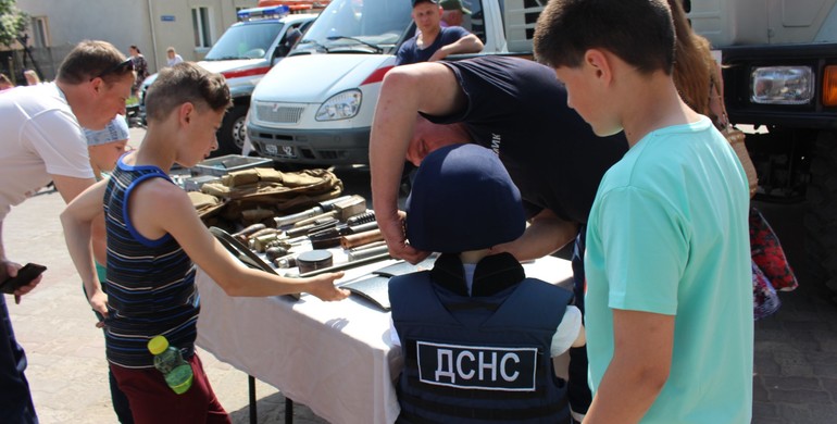На Рівненщині діти атакували пожежні, поліцейські авто та карети швидкої