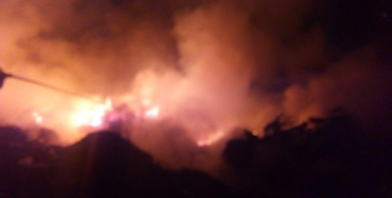Поблизу Рівного вогнеборці кілька годин гасили мастштабну пожежу (ФОТО)