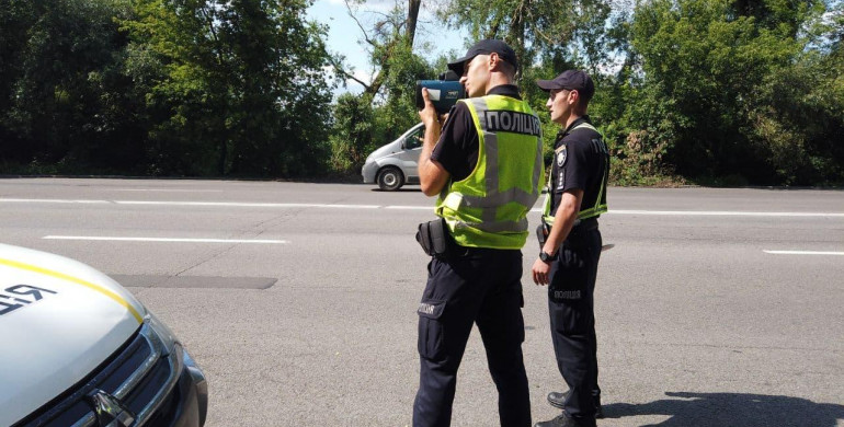 Майже вісім тисяч правопорушень на дорогах зафіксували поліцейські на Рівненщині менше, ніж за місцяць