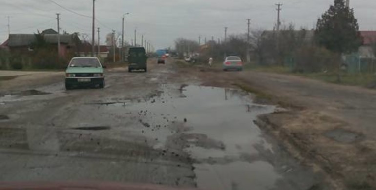 Північ Рівненщини: там, де жахливі дороги поряд з шикарними особняками