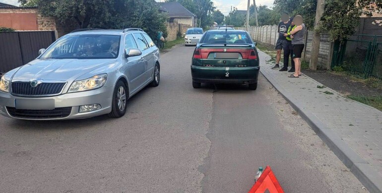 У Рівненському районі 9-річний хлопчик раптово вибіг і потрапив під колеса автомобіля 