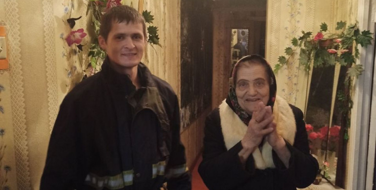 На Володимиреччині рятувальники допомогли літній жінці потрапити у квартиру