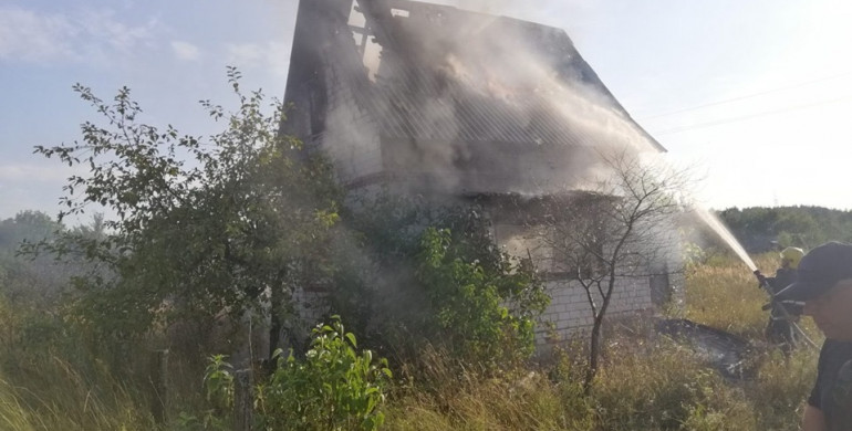 На Рівненщині гасили пожежу у будинку (ФОТО)
