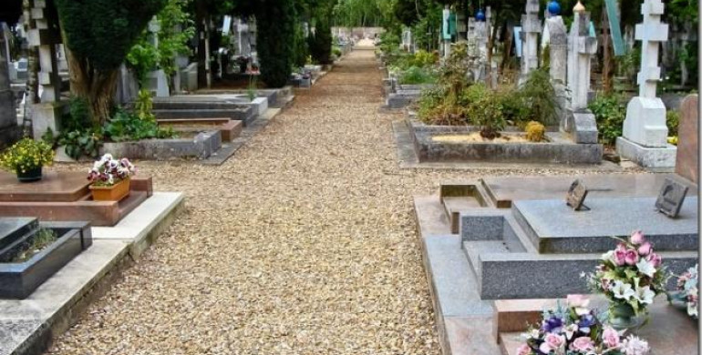 Могили на рівненських кладовищах прибирати можна, але по-одному, – Хомко
