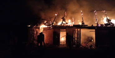 На Рівненщині  пожежа знищила господарчу будівлю, велосипеди, сіно та зерно 