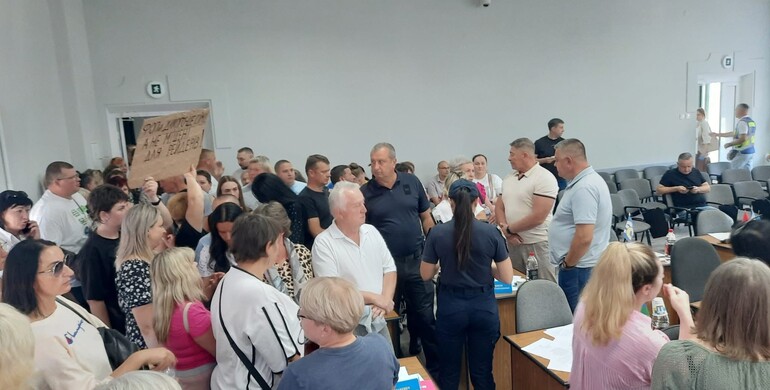 У Рівному під час сесії депутат-свободівець вдарив в обличчя протестувальника 