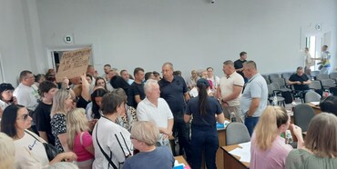 У Рівному під час сесії депутат-свободівець вдарив в обличчя протестувальника 