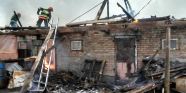 На Рівненщині через пожежу в будинку ледь не згоріли сусідні будівлі (ФОТО)