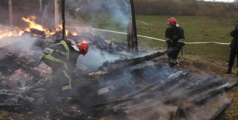 На Рівненщині через пожежу в будинку ледь не згоріли сусідні будівлі (ФОТО)