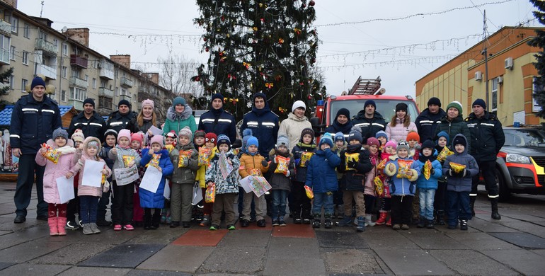 "Безпечний Новий рік": у центрі Рівного рятувальники організували громадську акцію (ФОТО) 