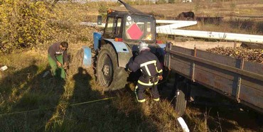 На Рівненщині трактор з'їхав з дороги і перекинувся (ФОТО)