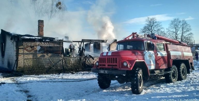 На Рівненщині сусіди врятували дітей, але їхня домівка згоріла