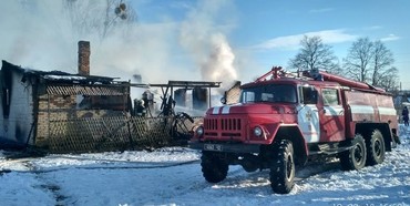На Рівненщині сусіди врятували дітей, але їхня домівка згоріла