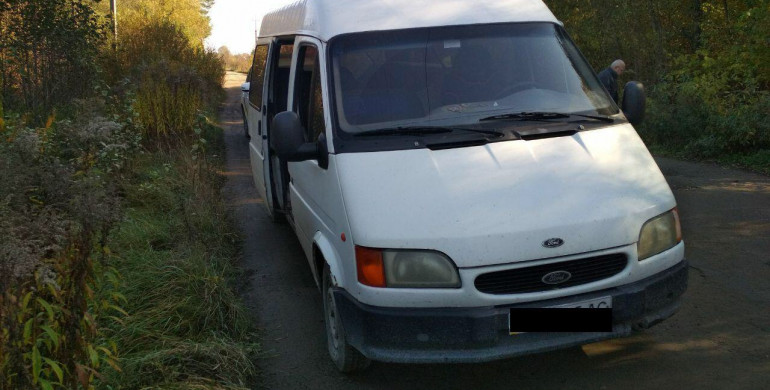 У Сарнах неповнолітні викрали мотоцикл, а житель Костопільщини — мікроавтобус в односельця 