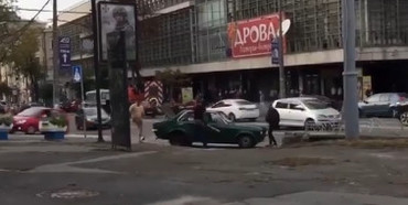 Молодики розтрощили неправильно припарковане авто у Києві