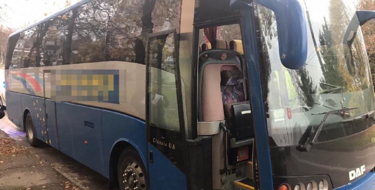 Автобус-«двійник» зупинили поліцейські у Рівному (ФОТО)