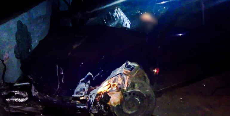 У Рівненському районі водій врізався у паркан: загинув пасажир У Рівненському районі водій врізався у паркан: загинув пасажир