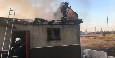 Два загони рятувальників гасили пожежу в селі на Рівненщині