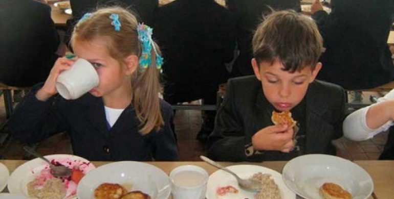 На Рівненщині незаконно стягують плату за харчування дітей в садочках