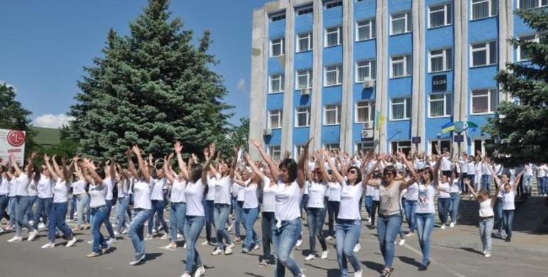 Жителі Рівненщини влаштували флеш-моб на день народження рідного міста (Відео)