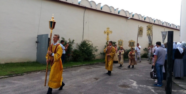 До  монастиря, що на Рівненщині з`їхалися сотні паломників