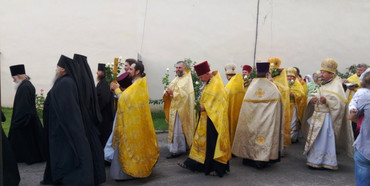 До  монастиря, що на Рівненщині з`їхалися сотні паломників