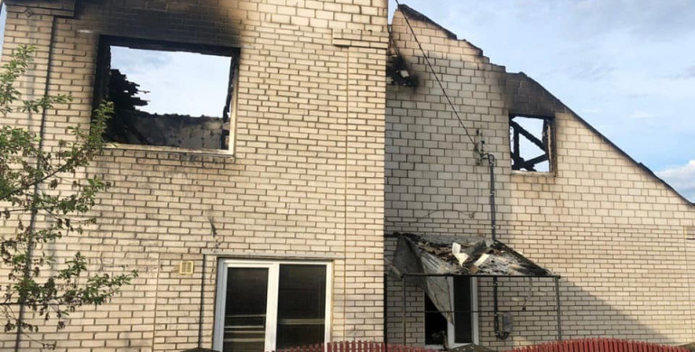 Будинок, що згорів внаслідок попадання блискавки у Здолбунові: рівнян просять допомогти коштами