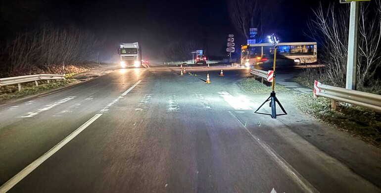 У Рівненському районі під колесами фургона загинула пішохідка