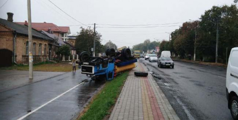 У Дубно - ДТП: водій-винуватець намагався утекти (ФОТО)