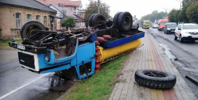 У Дубно - ДТП: водій-винуватець намагався утекти (ФОТО)