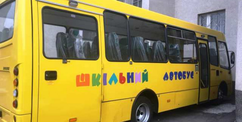 Новенький автобус для школярів придбали на Рівненщині