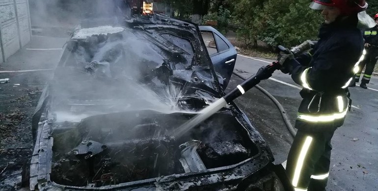 На вулиці Київській сьогодні вранці горіла автівка Renault Laguna