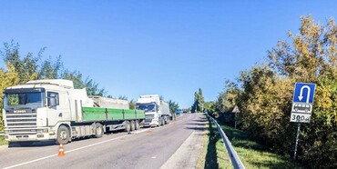 На Рівненщині зіштовхнулись три вантажівки: постраждав один із водіїв