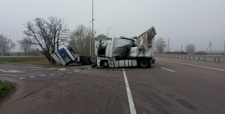 На Дубенщині вантажівка протаранила вантажівку (ФОТО)