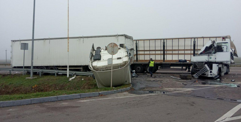 На Дубенщині вантажівка протаранила вантажівку (ФОТО)