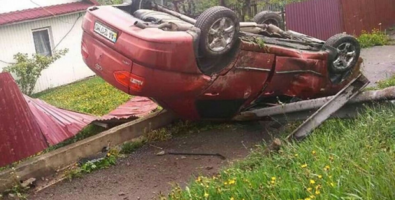 ДТП на Дубенщині: авто знесло паркан (ФОТО, ВІДЕО)
