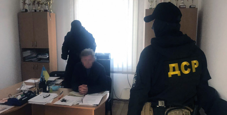Затримали у власному кабінеті: голову ОТГ з Рівненщини викрили на хабарі (ФОТО)