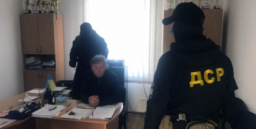 Затримали у власному кабінеті: голову ОТГ з Рівненщини викрили на хабарі (ФОТО)