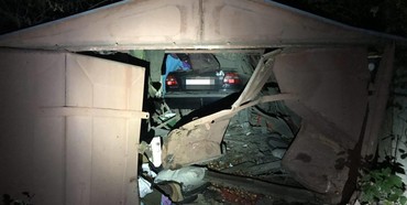Перешкода гараж: водійка у Рівному припаркувалась не відкриваючи воріт