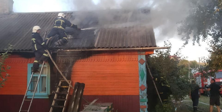 На Рівненщині сталася пожежа у будинку (ФОТО)
