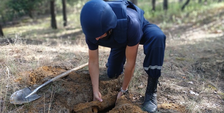 Піротехніки розміновують урочище на Рівненщині