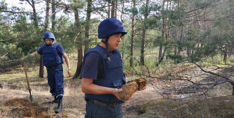 Піротехніки розміновують урочище на Рівненщині