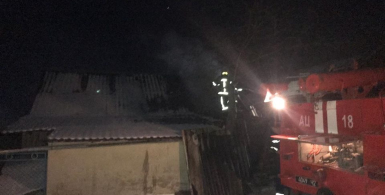На Рівненщині пожежа мало не знищила будинок (ФОТО)