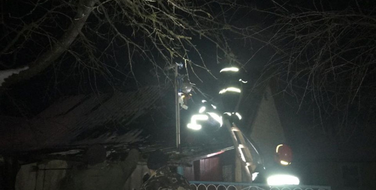 На Рівненщині пожежа мало не знищила будинок (ФОТО)