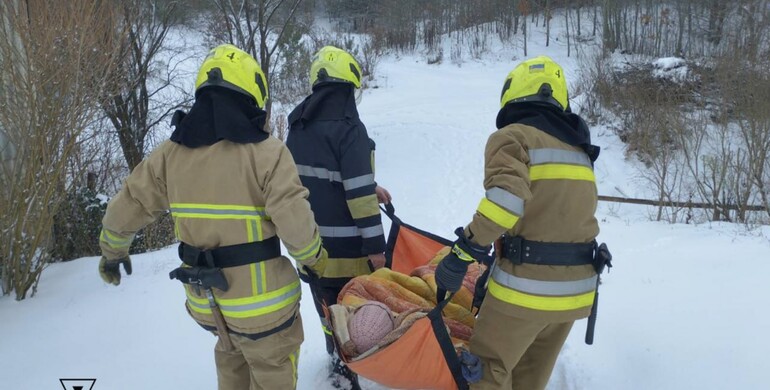 На Рівненщині рятувальники допомогли бригаді медиків швидко дістатися до хворої жінки